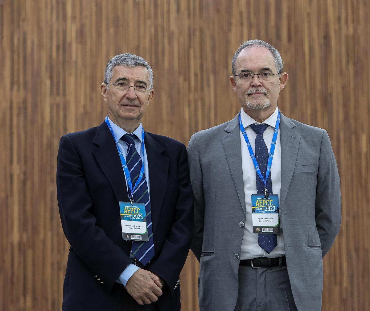 El doctor Juan Carlos Martínez (izquierda de la imagen) y el doctor José Antonio Martínez (derecha).