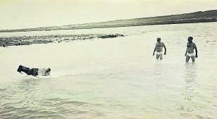 Los hermanos Julio César (derecha) y Alejandro, en un descanso del rodaje de ‘Rendir los machos’.