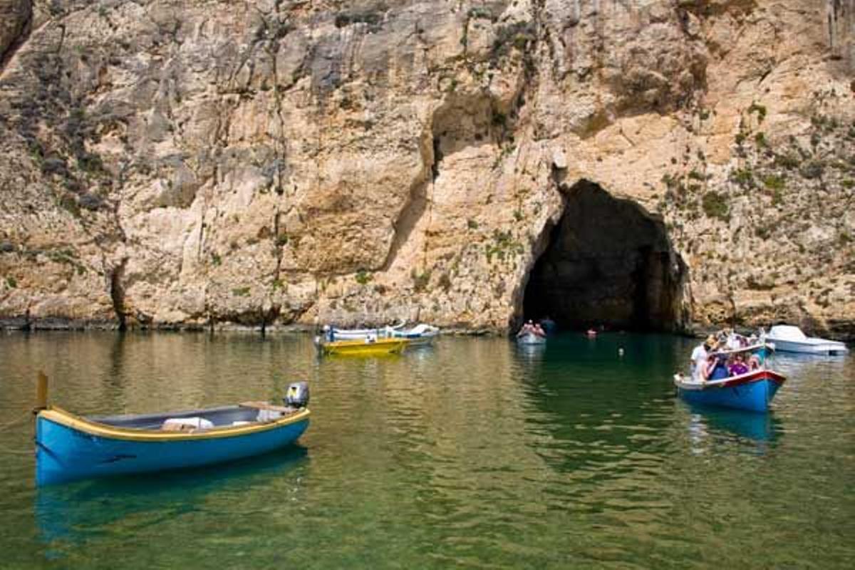 Turistas en un bote cerca de Dwejra