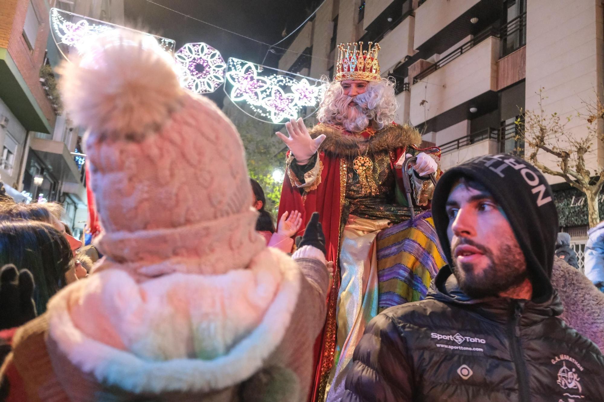 Todas las imágenes de la cabalgata de los Reyes Magos 2024 en Elda