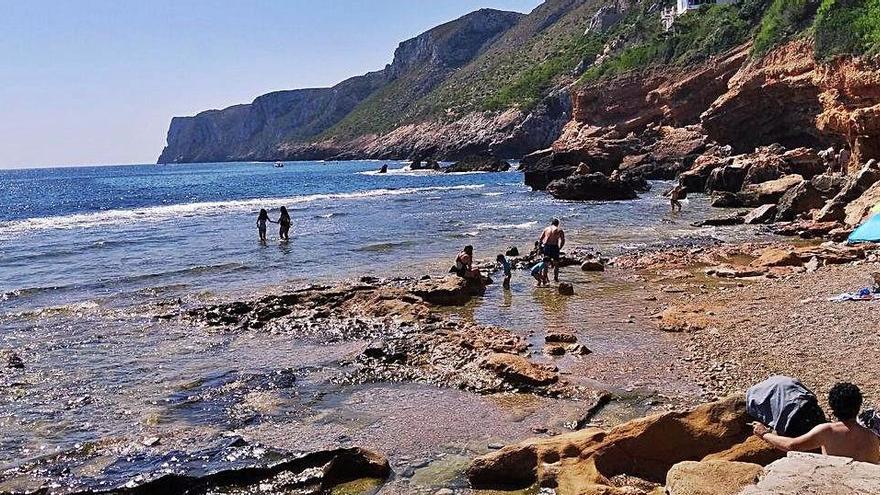 La playa de les Arenetes de Dénia se queda sin arena