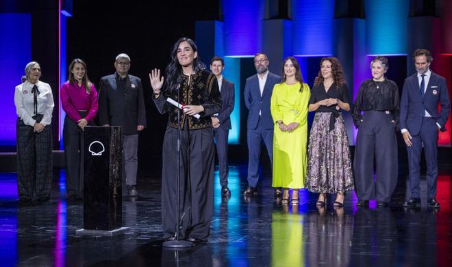SAN SEBASTIÁN, 27/09/2025.- La realizadora Alauda Ruiz de Azua (c) ha recibido el Premio Irizar del Cine Vasco por Los domingos, este sábado en la gala de clausura del 73 Festival Internacional de Cine de San Sebastián. EFE/ Javier Etxezarreta