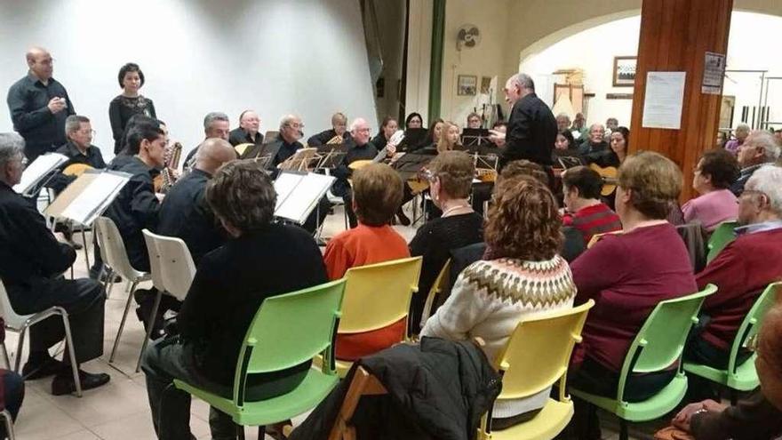 &quot;La Rondalla&quot; brinda un concierto a los mayores en el Hogar del Jubilado &quot;Cinco Pilares&quot;