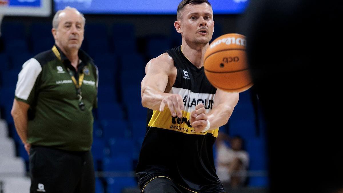 Elvar Fridriksson pasa el balón ante la atenta mirada de Txus Vidorreta.