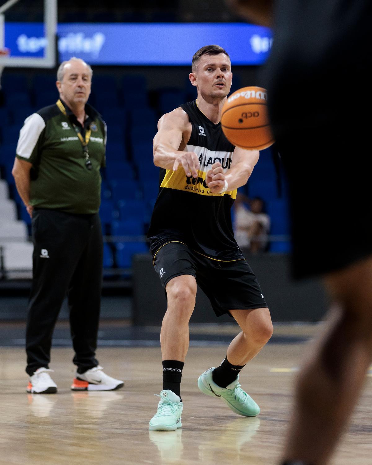 Elvar Fridriksson pasa el balón ante la atenta mirada de Txus Vidorreta.