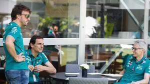 Fernando Alonso, junto a Pedro De la Rosa y Mike Krack en el paddock de Miami