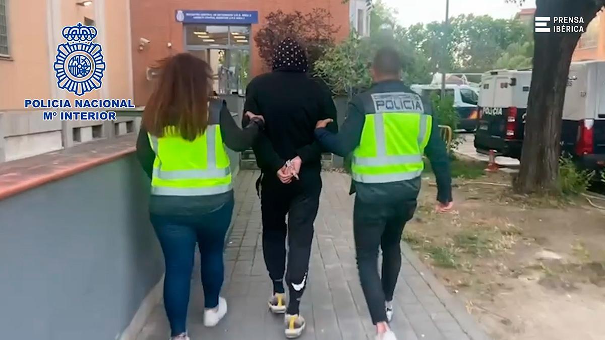 La Policía detiene a los ultras que ahorcaron un muñeco de Vinicius en un puente de Madrid