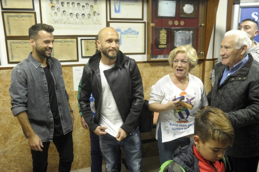 El extécnico deportivista Arsenio Iglesias y los jugadores Laure y  Bruno Gama acompañana a los miembros de la peña que dirige Julio Piñón.