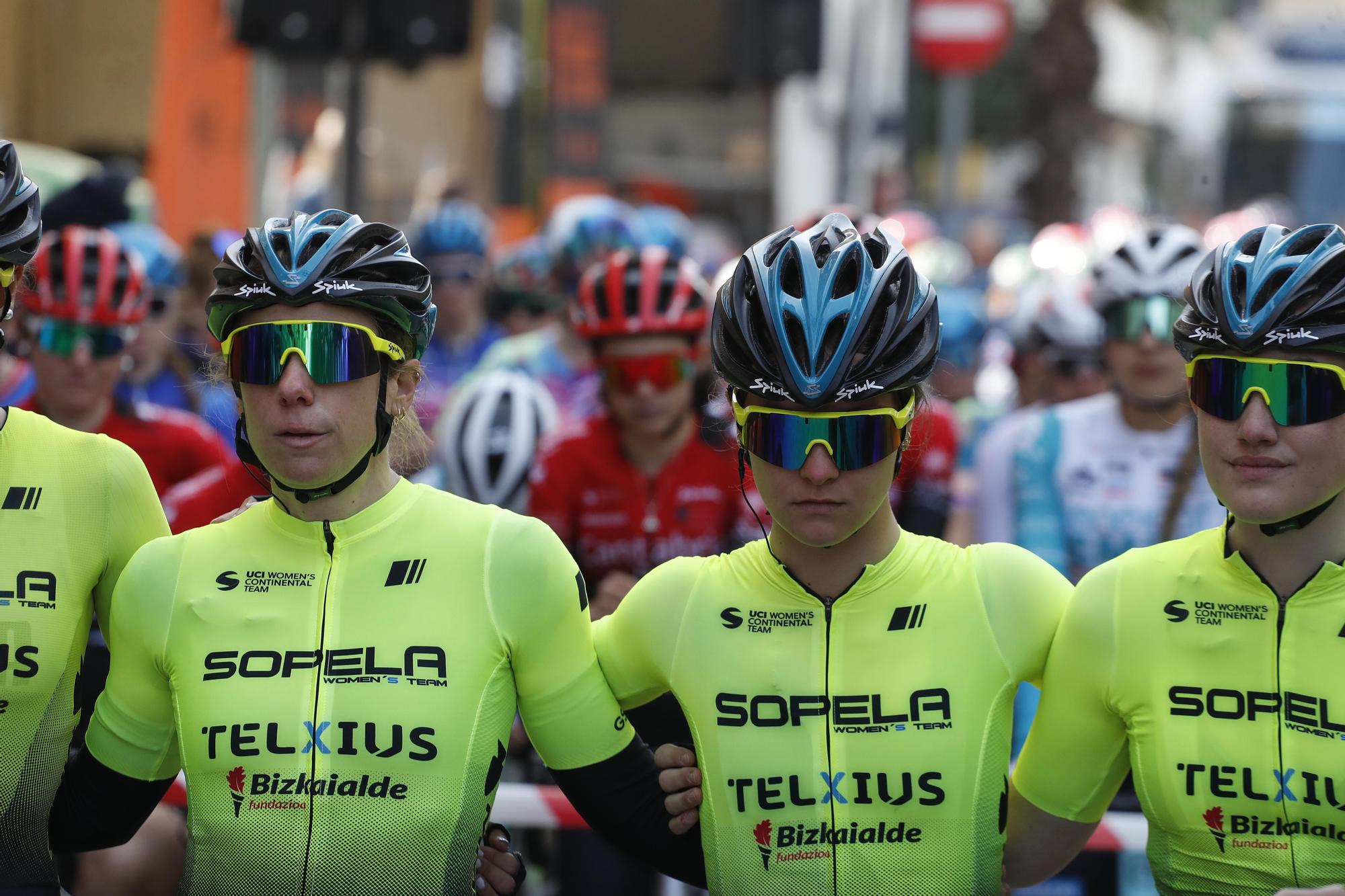 Salida de la primera etapa de la Setmana Ciclista femenina