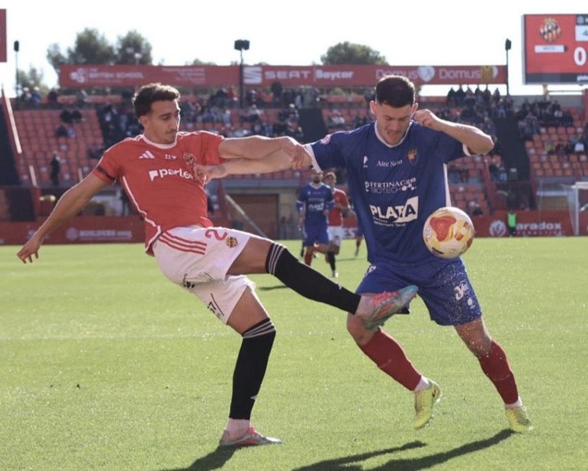 Un jugador del Teruel disputa el balón con otro del Nástic de Tarragona.