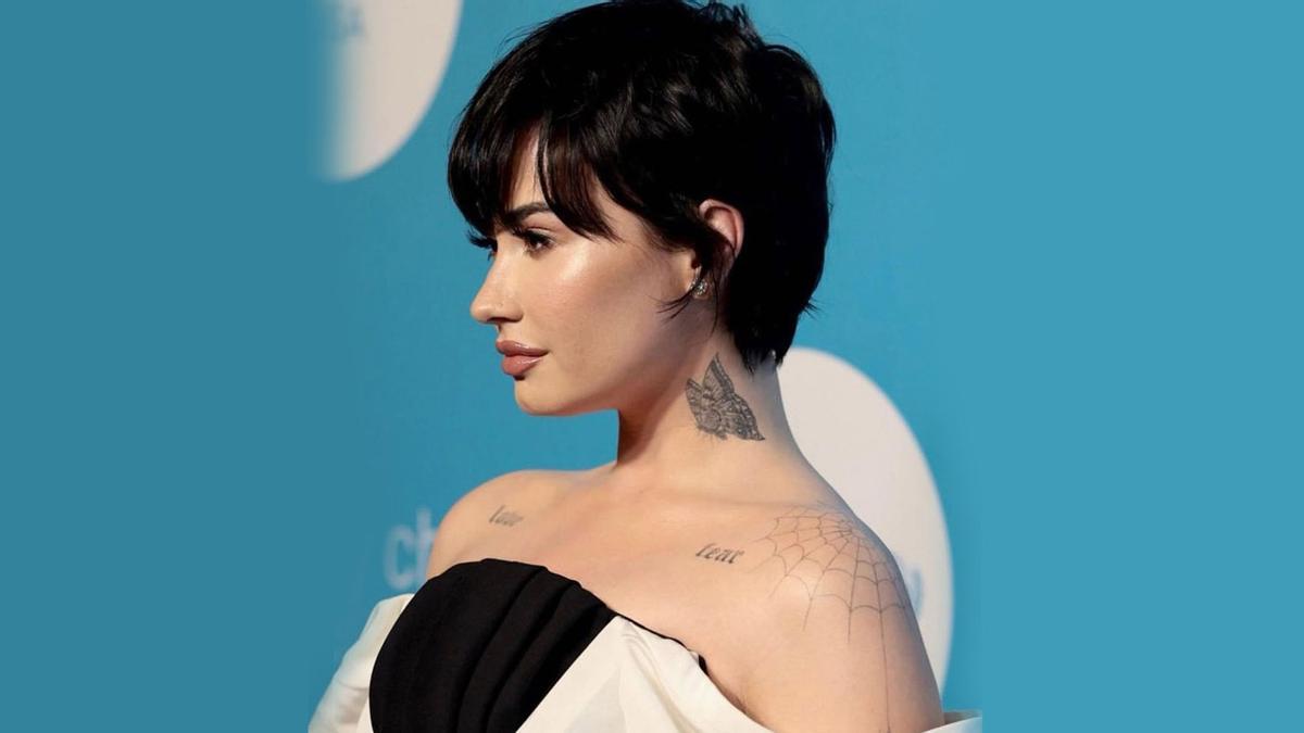 Demi  Lovato luce sus nuevos tatuajes de 'amor' y 'miedo'.