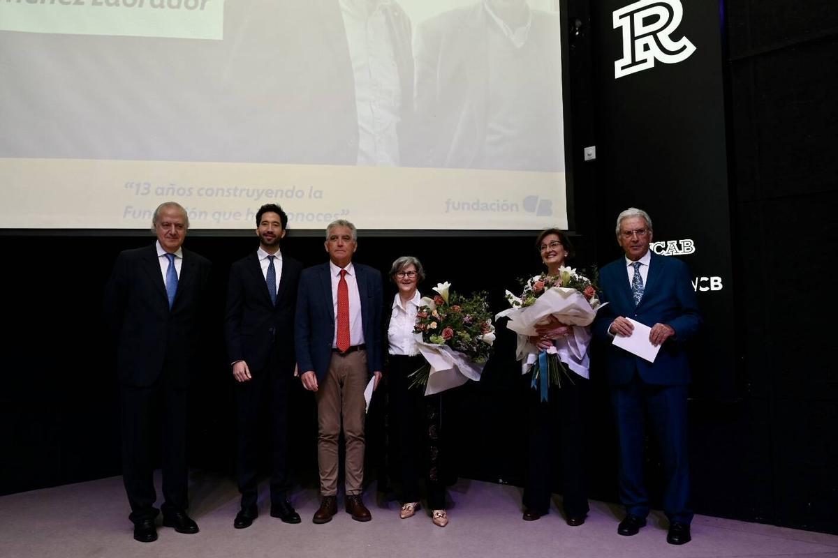 Los homenajeados, junto a sus esposas Chelo y Juana, y sus sucesores, Francisco Lamoneda e Iván Manzano.