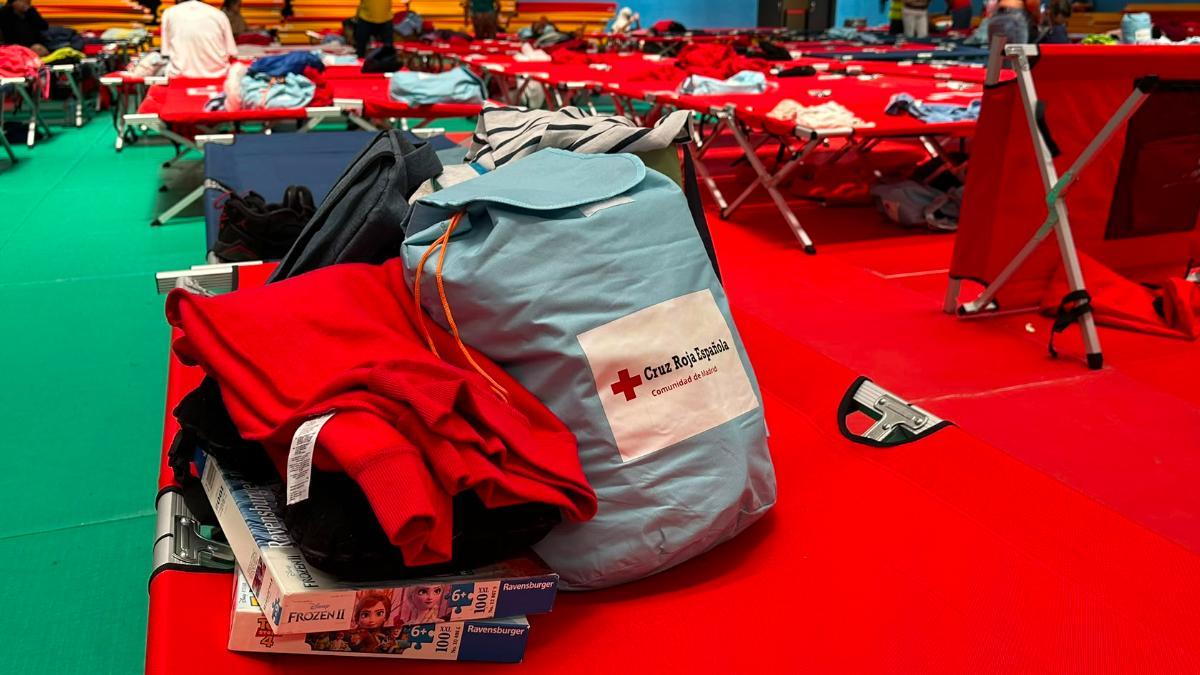 Colchonetas, comida y juegos infantiles en el polideportivo de Villaviciosa de Odón, habilitado como refugio temporal para evacuados.