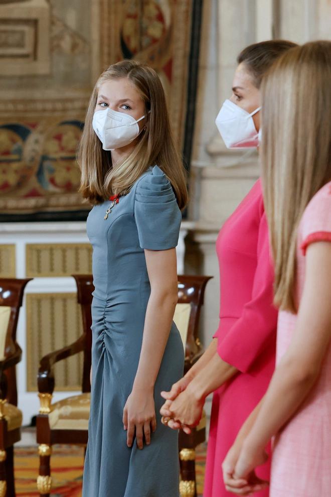 La princesa Leonor, con vestido azul de Vogana, se desmarca de su madre la reina Letizia y su hermana la infanta Sofía en el séptimo aniversario de la proclamación