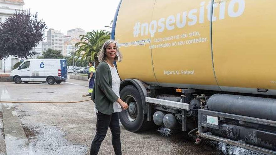 María García, ayer, junto a un vehículo limpiador en A Maestranza.