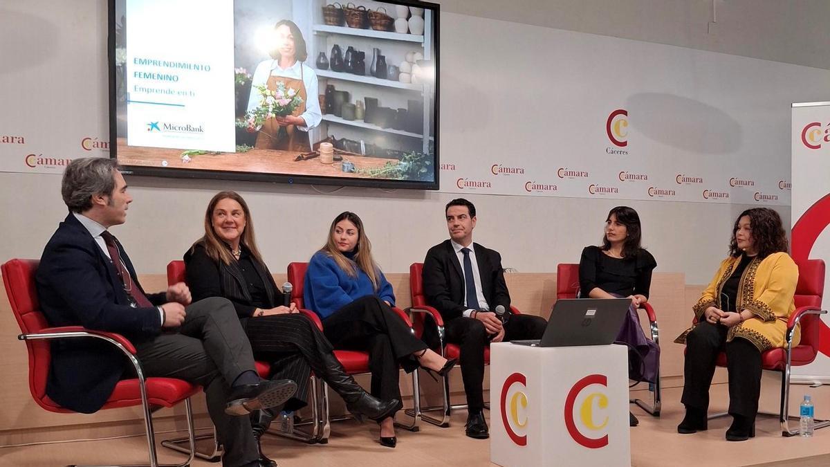 Fotos de archivo de una mesa redonda de emprendedoras en Cáceres.
