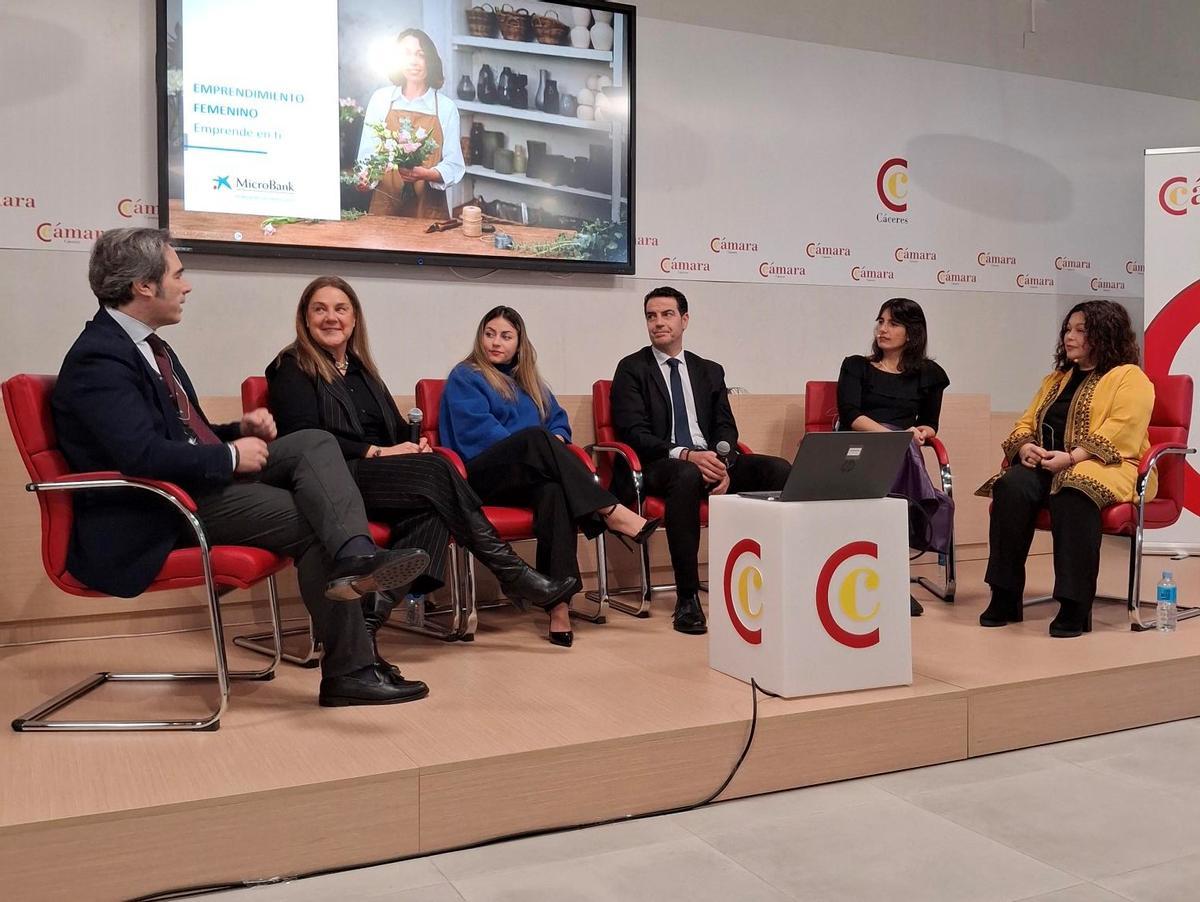 Desarrollo de la mesa redonda organizada para contar la experiencia de las emprendedoras invitadas, ayer en Cáceres.
