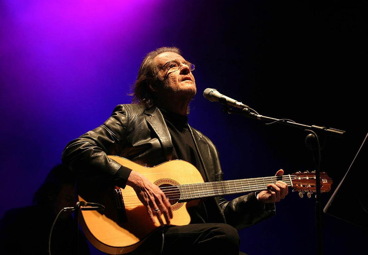 El cantautor Luis Eduardo Aute en un concierto en México. 