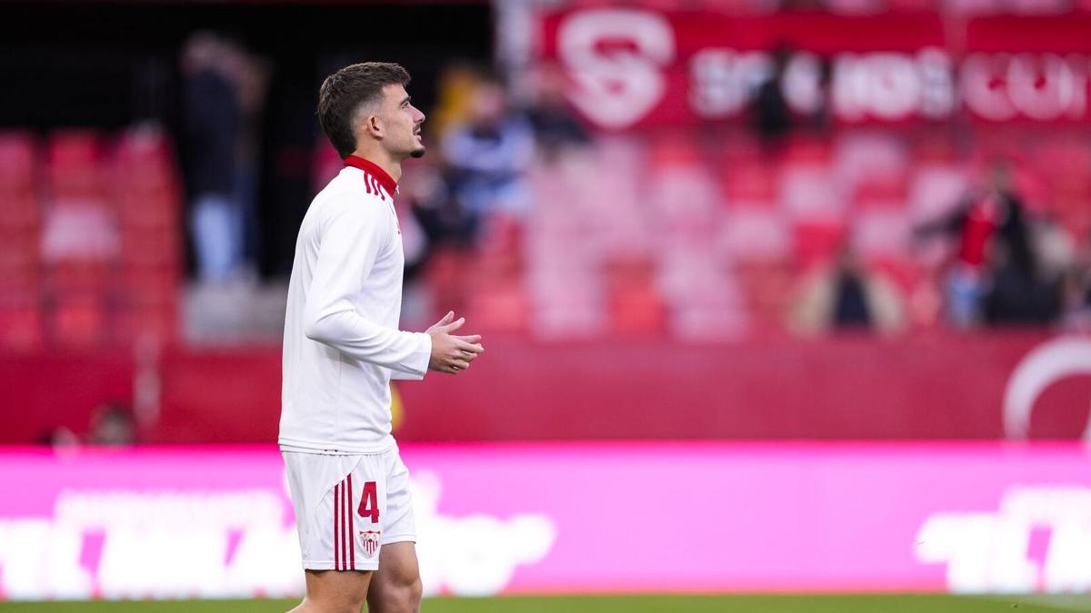 Kike Salas, en el calentamiento antes del partido de LaLiga EA Sports entre el Sevilla FC y el Athletic Club en el estadio Ramón Sánchez-Pizjuán