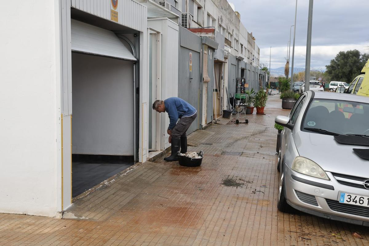 Vecinos de Cogullada limpian en barro de sus casas tras la inundación Vecinos de Cogullada limpian en barro de sus casas tras la inundación