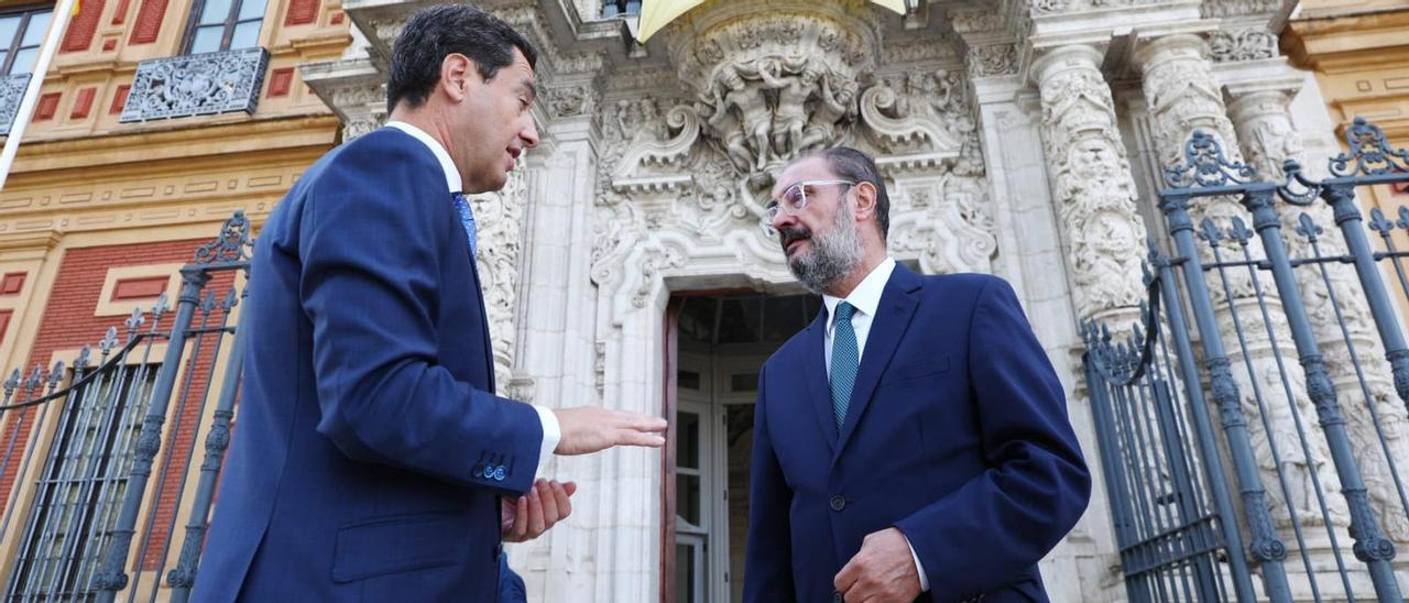 Moreno Bonilla recibe a Lambán en las puertas del Palacio de San Telmo, en Sevilla.