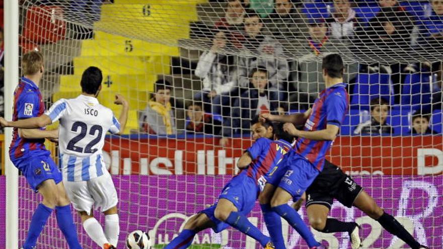 Isco supera a Munúa con un golpeo perfecto para certificar la remontada en el segundo gol malaguista.