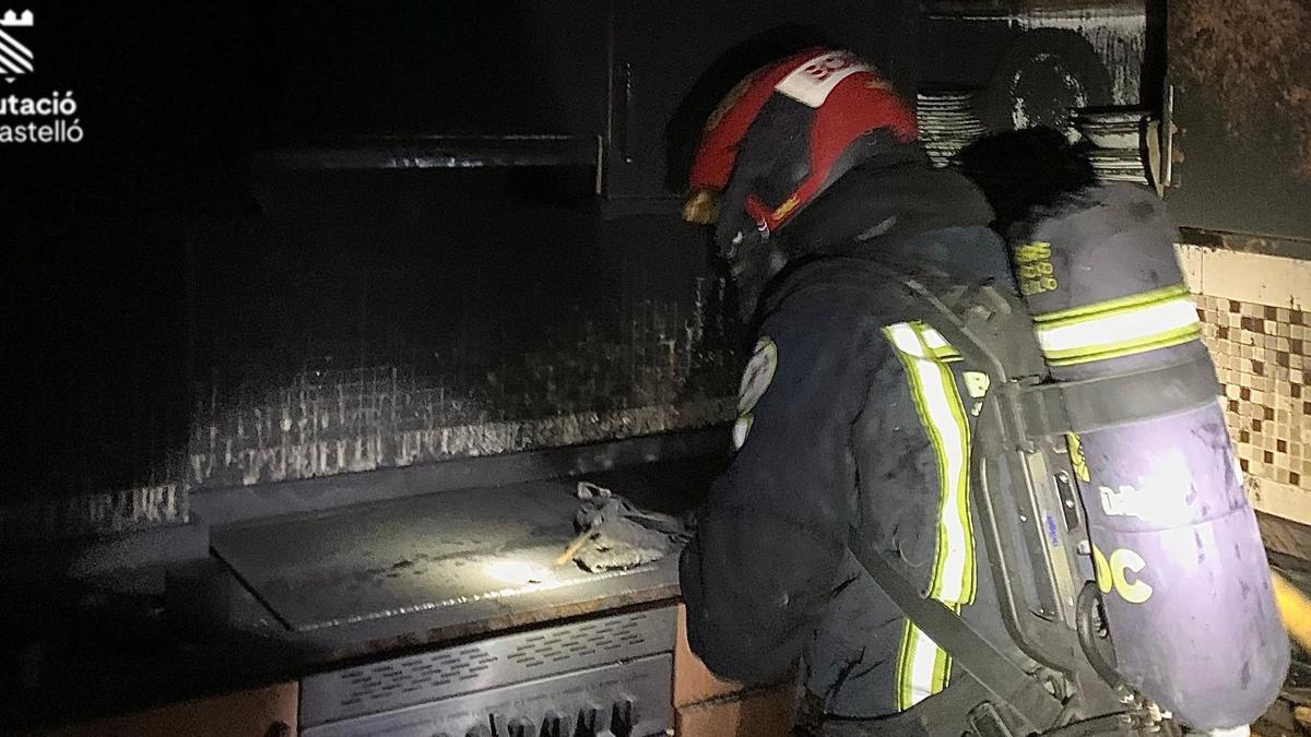 Un bombero durate la actuación.