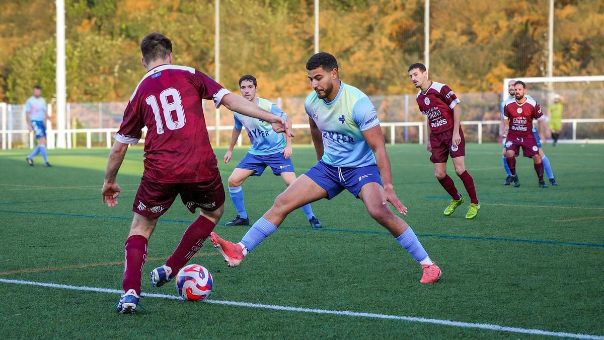 Un instante del partido de La Espina contra el Llaranes B.