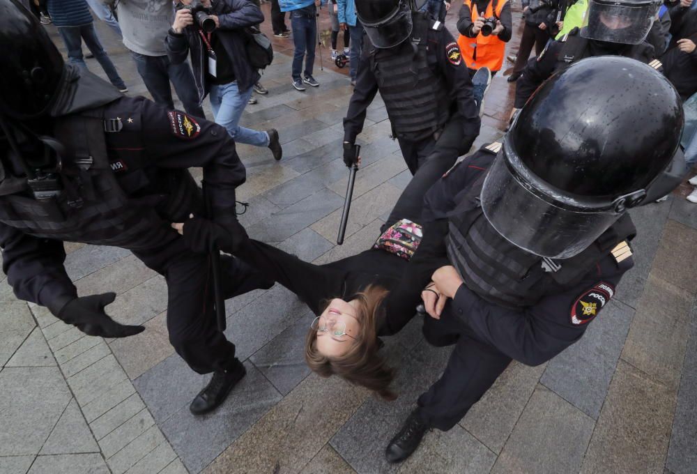 Cientos de detenidos en una protesta en Moscú.