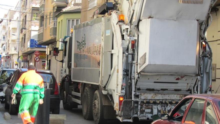 Un camión recoge basura en Torrevieja.