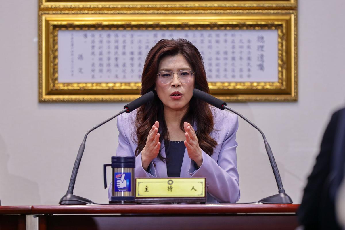 La líder del Kuomintang, Chen Li-wun, en rueda de prensa antes de partir a la China continental.