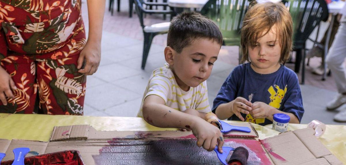 Un centenar de vecinos ‘sopen a la llesca’ en la plaza Pau Casals