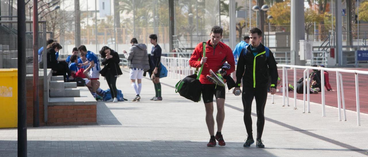 Usuarios de las instalaciones deportivas de la Universidad de Alicante, en la zona de las pistas al aire libre.