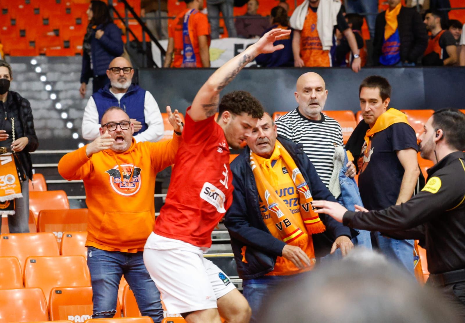 Incidentes en La Fonteta con los jugadores del Hapoel al final del partido