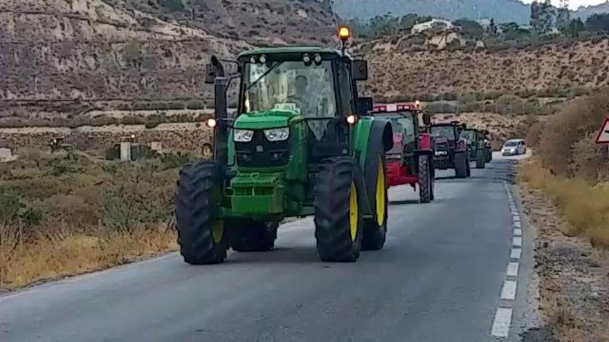 Decenas de tractores se encaminan hacia Murcia