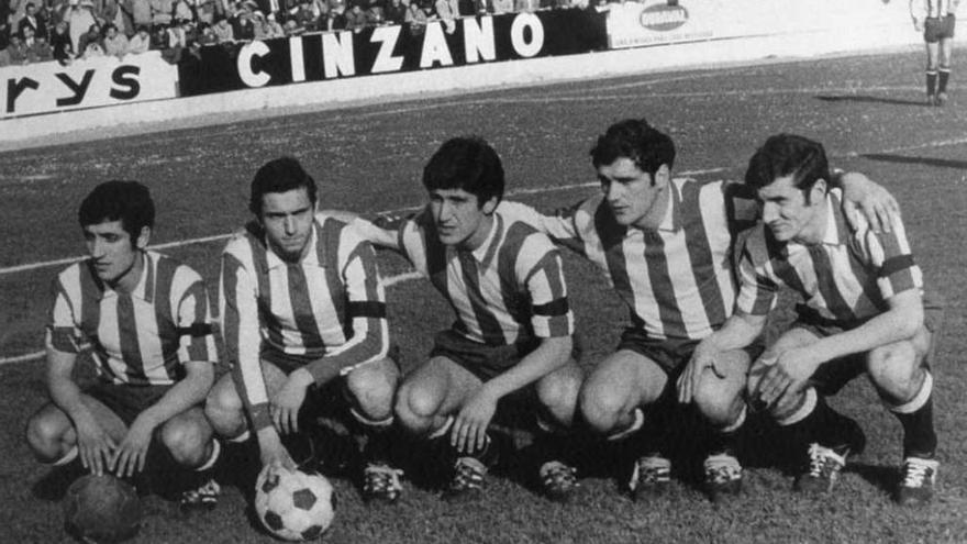 Por la izquierda, Herrero II, Quini, Marañón, Tati Valdés y Churruca, delantera del Sporting en el ascenso a Primera División de 1970.