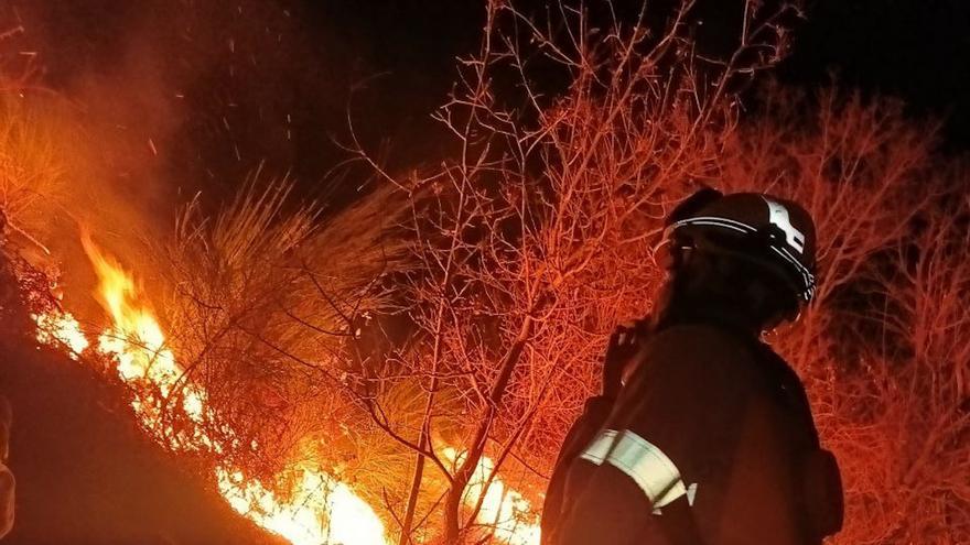 Els Pompiers d'Aran i els Bombers treballen en un incendi a la zona de Canejan
