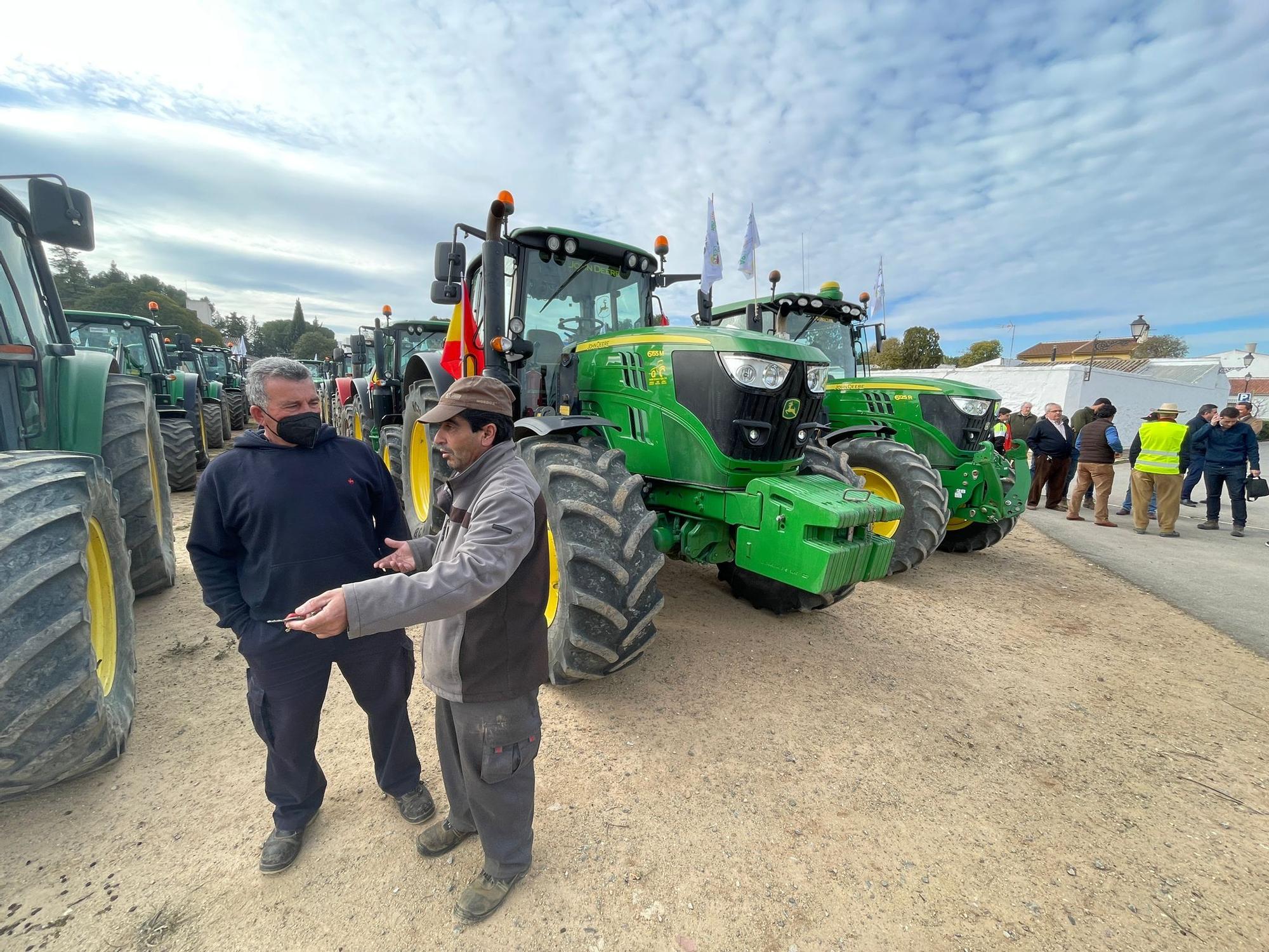 Agricultores se manifiestan con sus tractores en Antequera contra los bajos precios