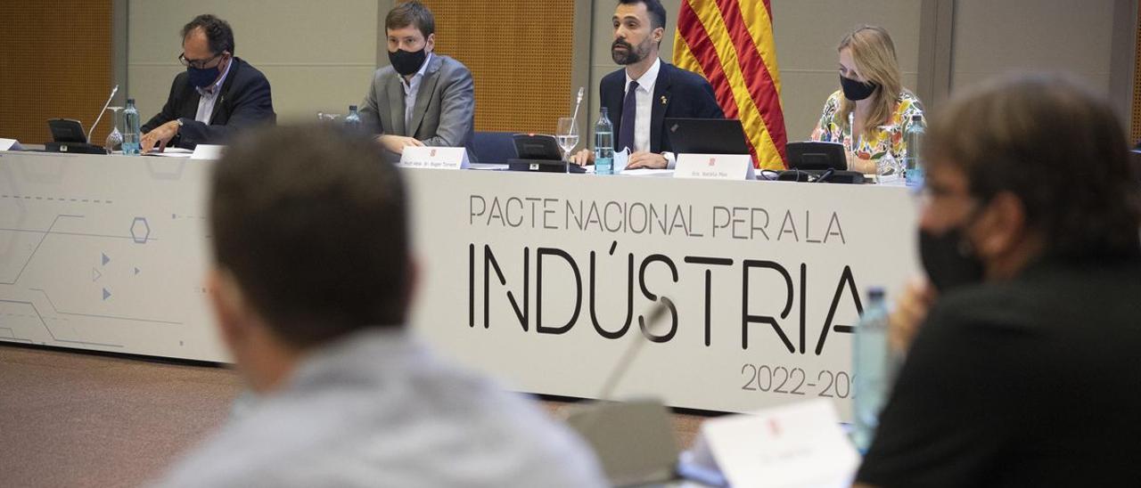 El ’conseller’ d’Empresa, Roger Torrent, inaugura el nuevo Pacte Nacional per a la Indústria.