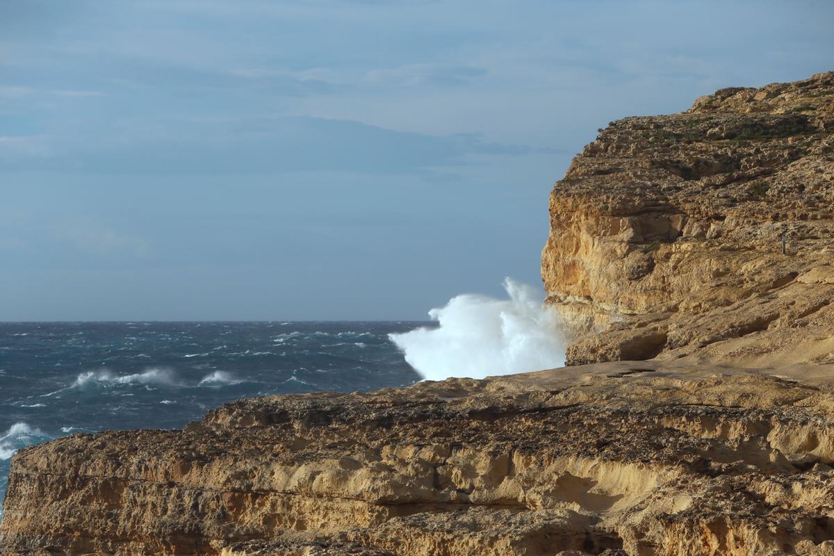 Imagen de la costa de Gozo, donde antiguamente se situaba la conocida estructura rocosa Azure Window, que se vino abajo tras un temporal.