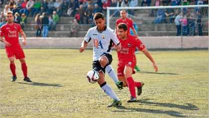 Héctor Simón pressiona a un jugador del Llosetí.