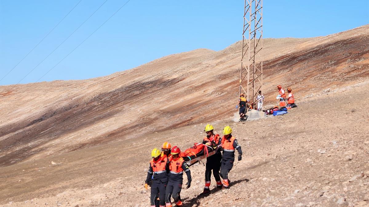 Simulacro de rescate de dos senderistas en una montaña de Femés