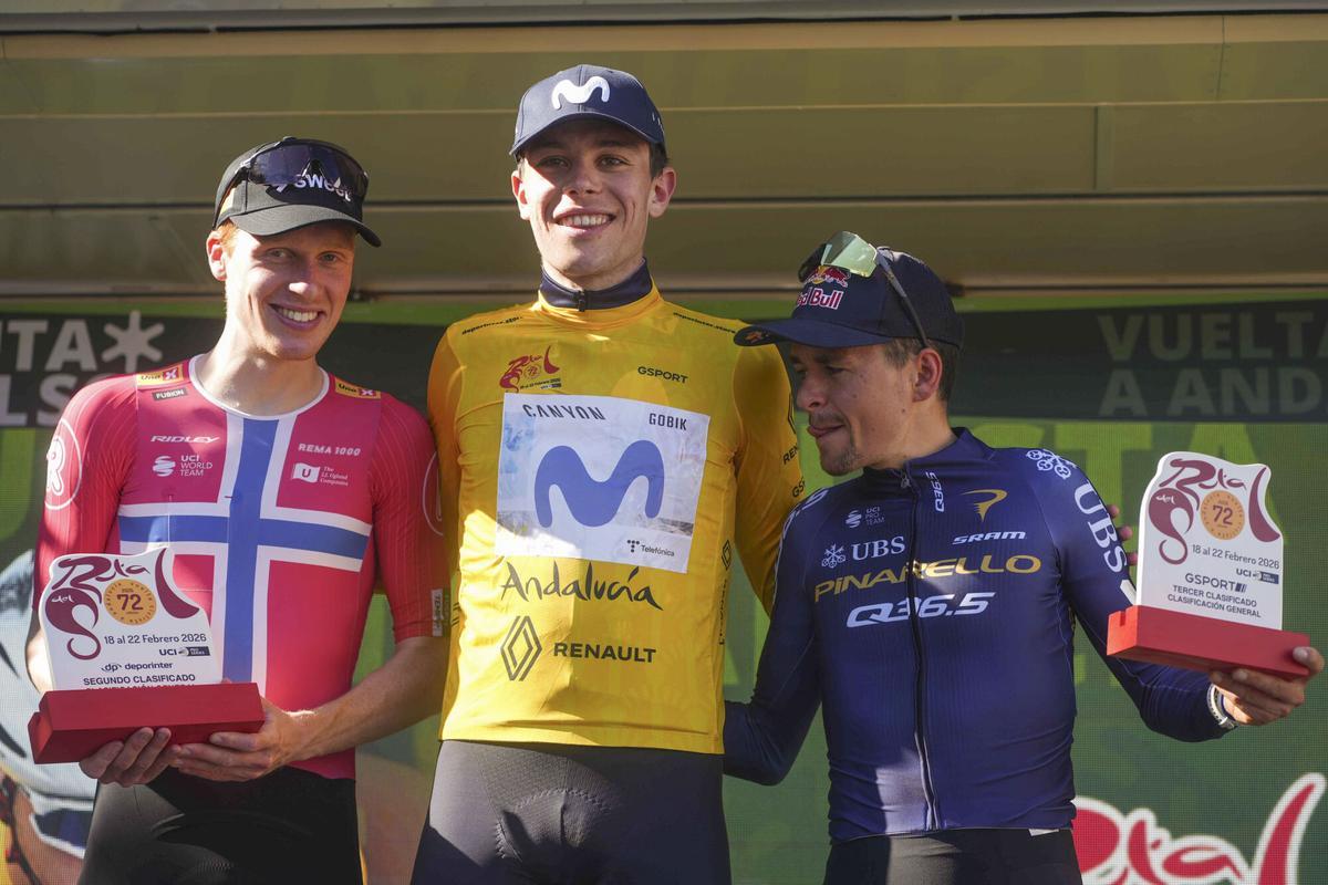 El podio de la Ruta del Sol 2026: Iván Romero (c), Andreas Leknessund (i) y Tom Pidcock (d).