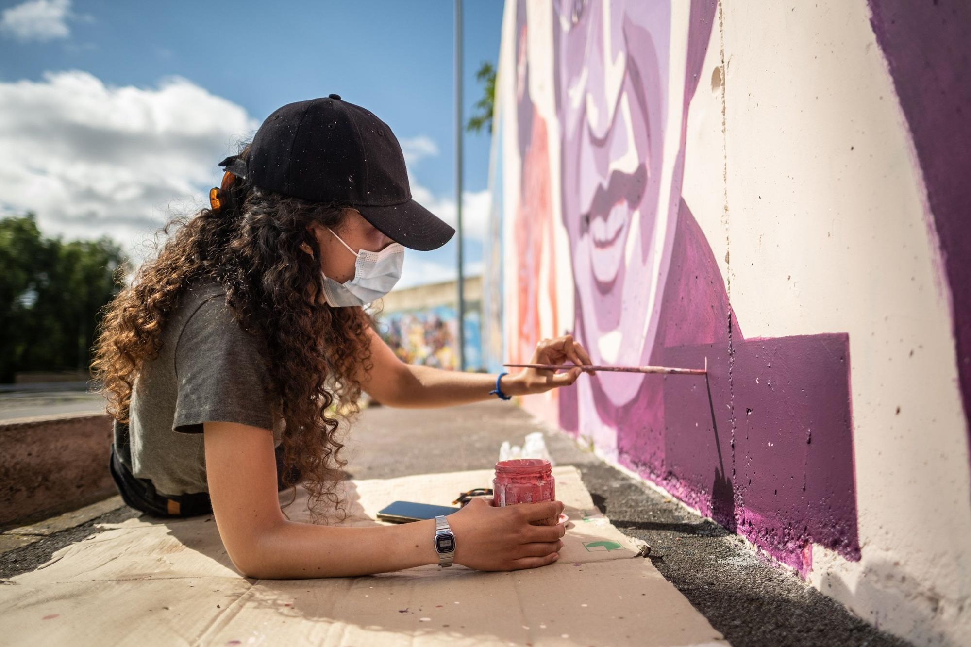 Jóvenes pintan un mural en La Laguna que fue vetado en Madrid