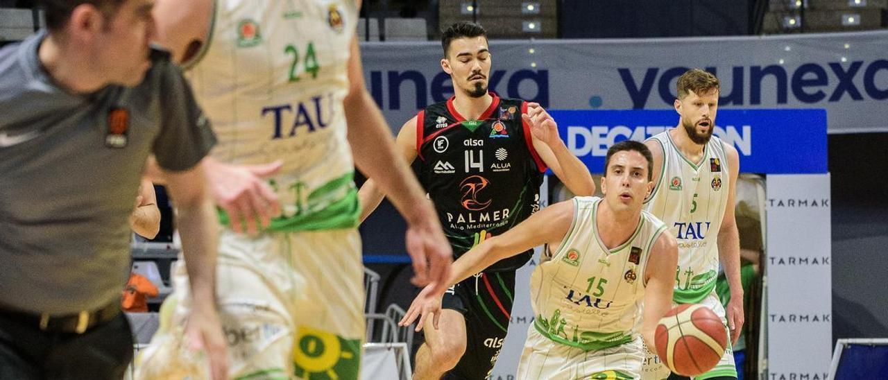 Joel Sabaté controla el balón durante el partido contra Palma en el Ciutat.