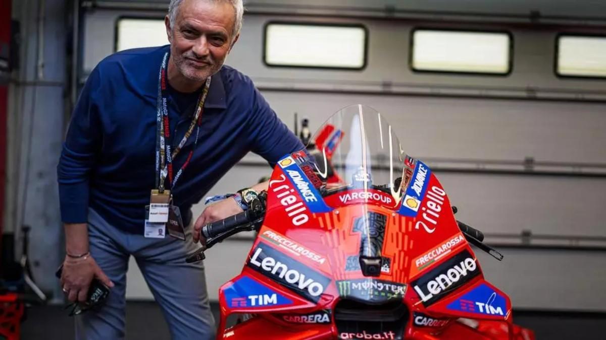 El técnico portugués Jose Mourinho estuvo ayer, en Portimao, y se fotografió junto a la Ducati del italiano 'Pecco' Bagnaia (nº 1)