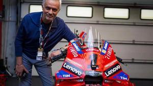 El técnico portugués Jose Mourinho estuvo ayer, en Portimao, y se fotografió junto a la Ducati del italiano Pecco Bagnaia (nº 1)