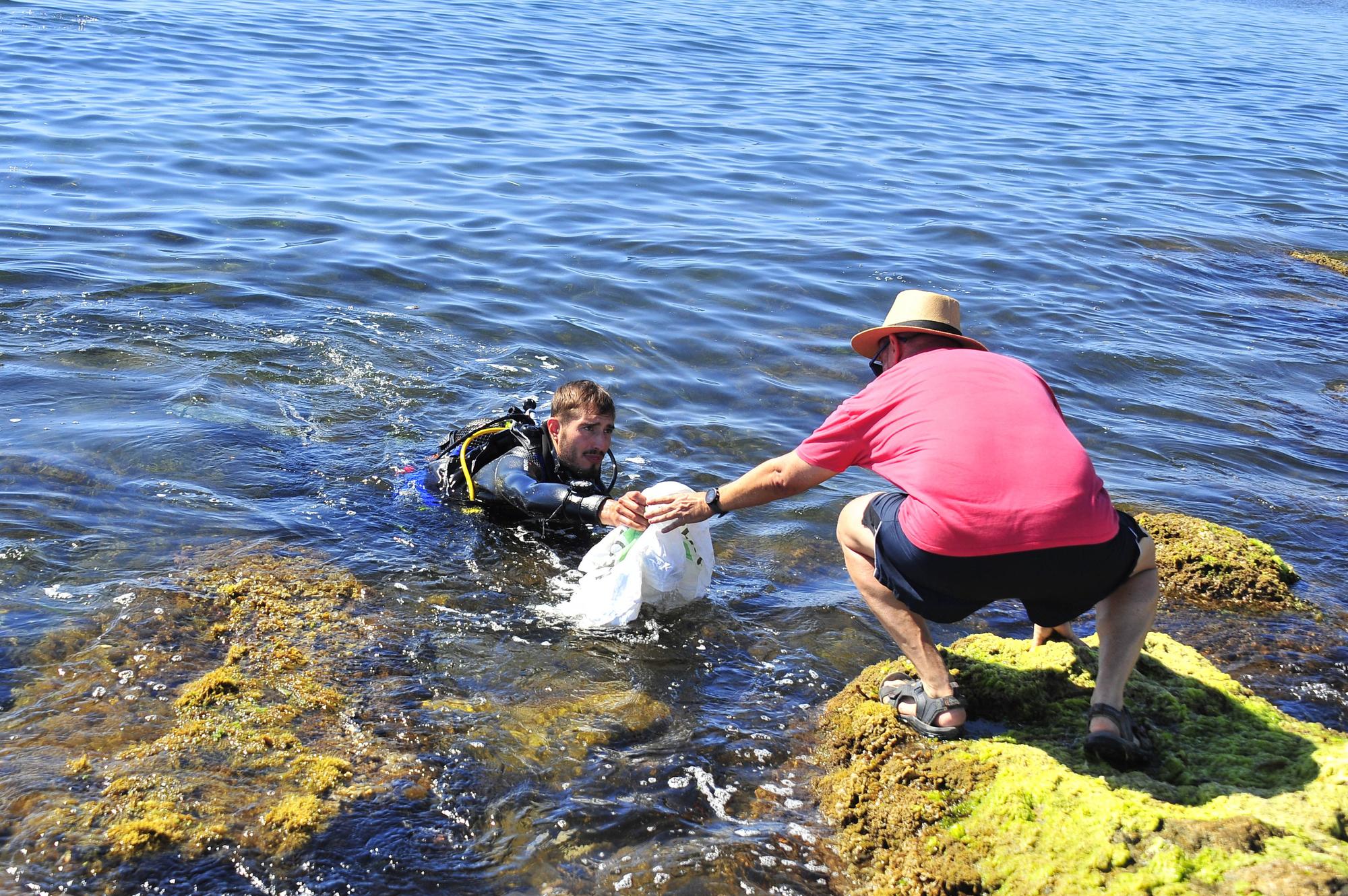 Recogida de plásticos en el fondo marino en la Playa del Carabassi