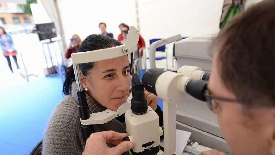 El doctor Parra revisa la vista de una vecina en Mieres.