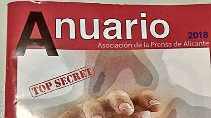 &quot;Top Secret: Antes la Muerte que la Fuente&quot;, aparece en la portada del anuario de los periodistas de Alicante.